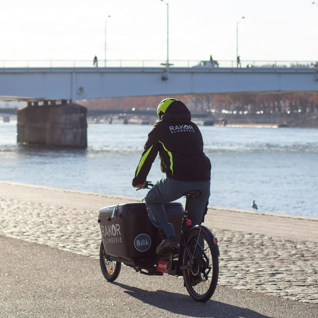 Vélo cargo Rakor sur les quais du Rhône.